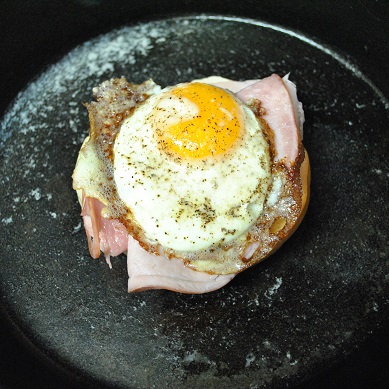 ham and egg on bagel