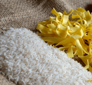 Rice and pasta in separate piles. [CREDIT: pixabay.com]