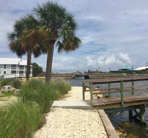 Low-impact buffer zone by the water