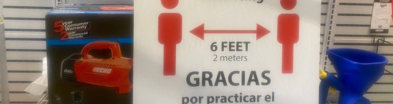 sign partly in Spanish, thanking people for social distancing