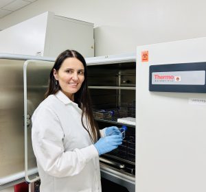 Study author Mariola Ferraro working with a mouse cell culture in the lab.