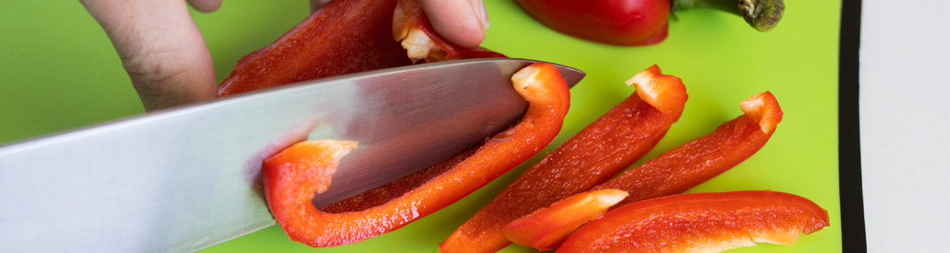 Slicing bell peppers