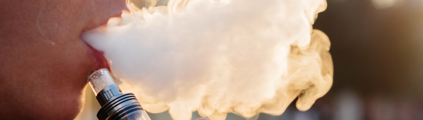 A man smokes an electronic cigarette. Photo: Adobe Stock, fedorovacz
