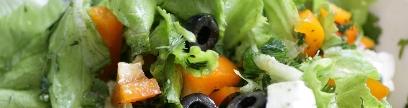 orange pepper and olive salad