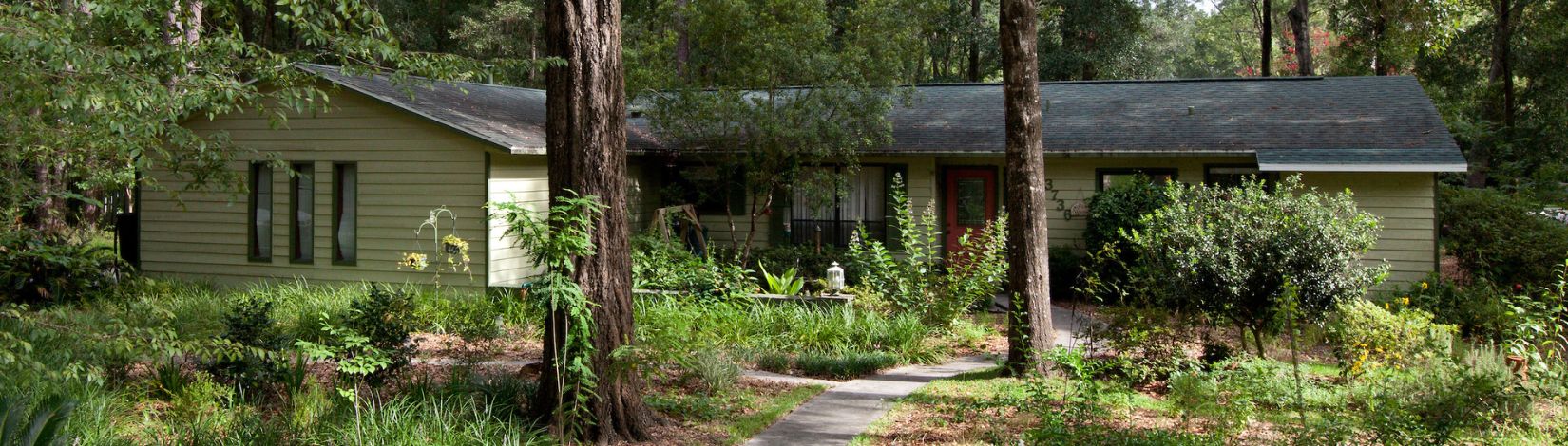 A Florida Friendly Yard in NW Gainesville, Florida. UF/IFAS Photo by Tyler Jones.