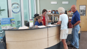 A customer receives assistance from staff members and volunteers at the Plant Clinic at UF/IFAS Extension Sarasota County. [CREDIT: UF/IFAS Extension Sarasota County]