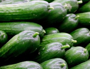 closeup of a mound of fresh cucumbers. [credit: pixabay.com, renee olmsted photography]