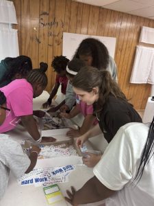 Kids working together 